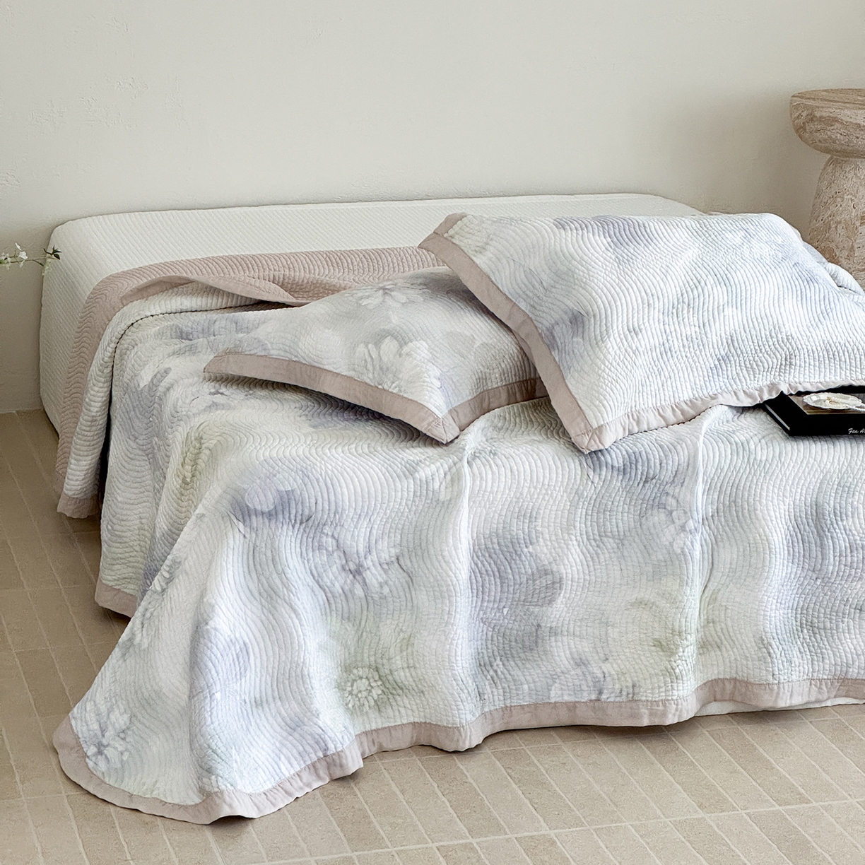 91家纺网 家纺一手货源 找家纺 床盖工厂店 2026新款活性大版印花双面50天丝填充棉花床盖三件套 白芨-黄