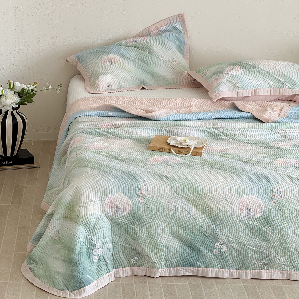 91家纺网 家纺一手货源 找家纺 床盖工厂店 2026新款活性大版印花双面50天丝填充棉花床盖三件套 萱雅-绿