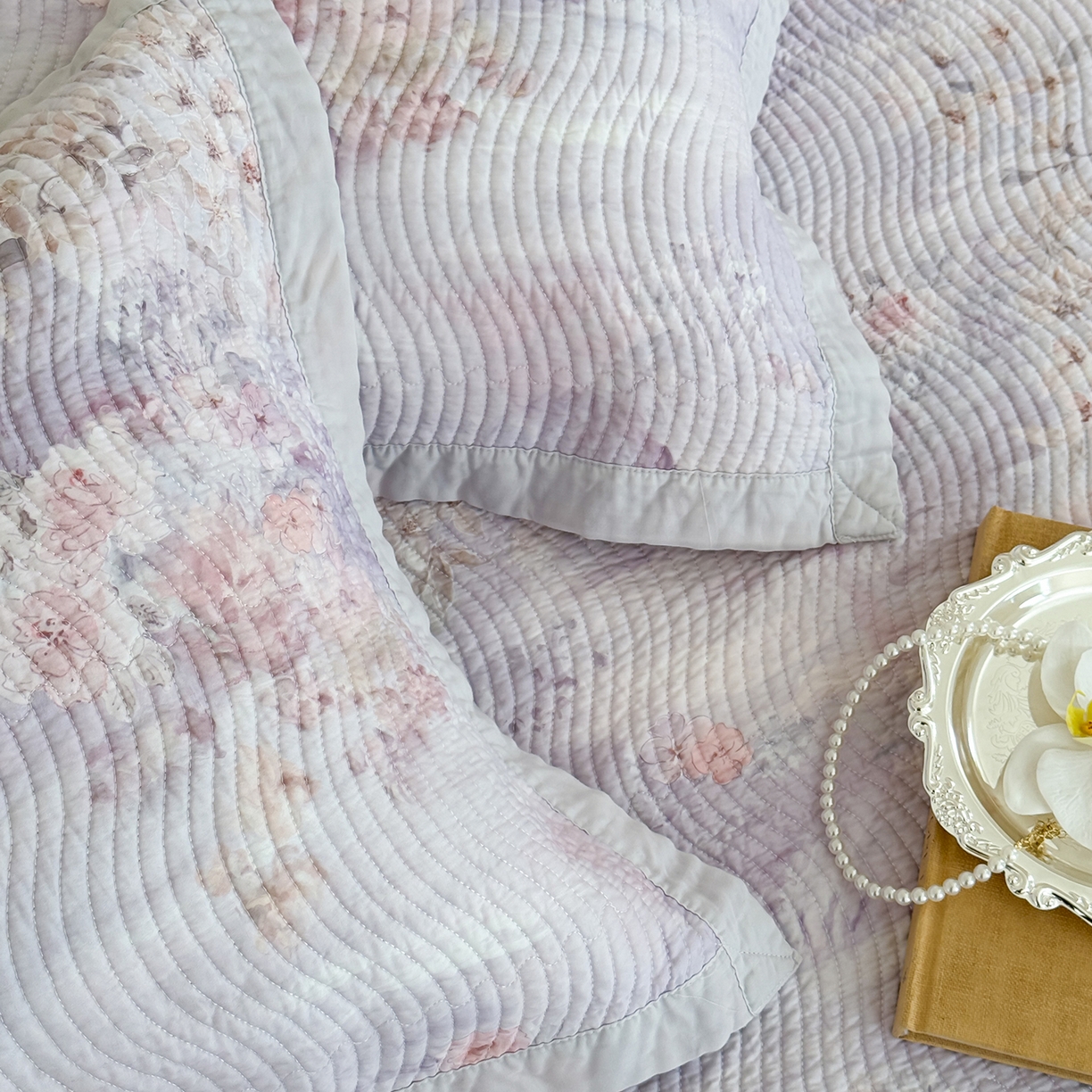 91家纺网 家纺一手货源 找家纺 床盖工厂店 2026新款活性大版印花双面50天丝填充棉花床盖三件套 雪烟