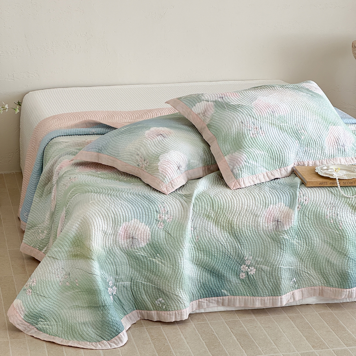 91家纺网 家纺一手货源 找家纺 床盖工厂店 2026新款活性大版印花双面50天丝填充棉花床盖三件套 萱雅-绿