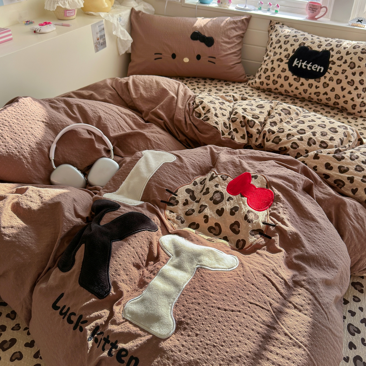 91家纺网 家纺一手货源 找家纺 初念 2026春夏新款泡芙莎贴布绣豹豹猫猫四件套 豹豹猫猫--咖