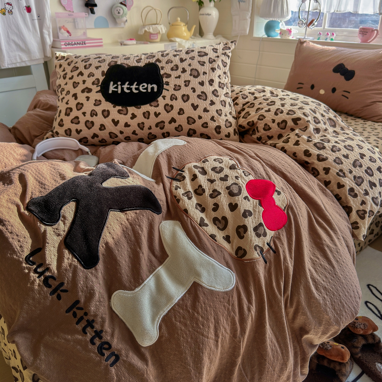 91家纺网 家纺一手货源 找家纺 初念 2026春夏新款泡芙莎贴布绣豹豹猫猫四件套 豹豹猫猫--咖