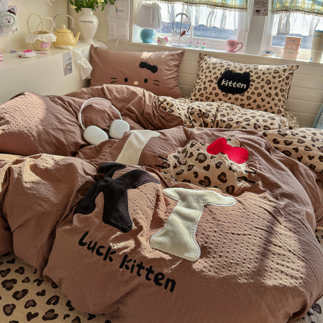 91家纺网 家纺一手货源 找家纺 初念 2026春夏新款泡芙莎贴布绣豹豹猫猫四件套 豹豹猫猫--咖