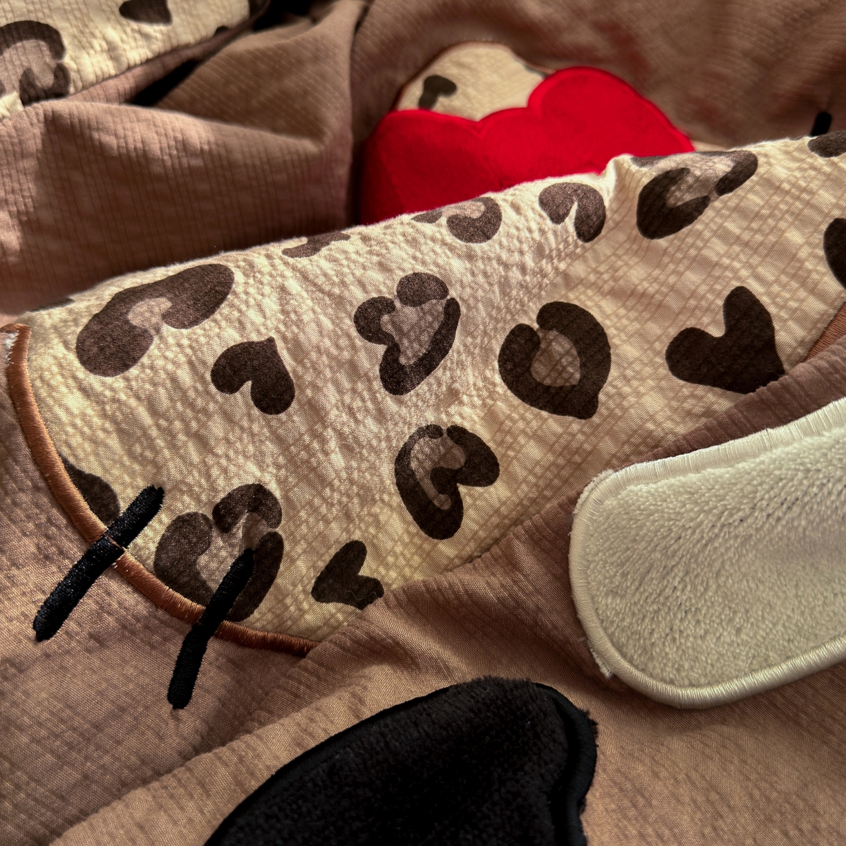 91家纺网 家纺一手货源 找家纺 初念 2026春夏新款泡芙莎贴布绣豹豹猫猫四件套 豹豹猫猫--咖