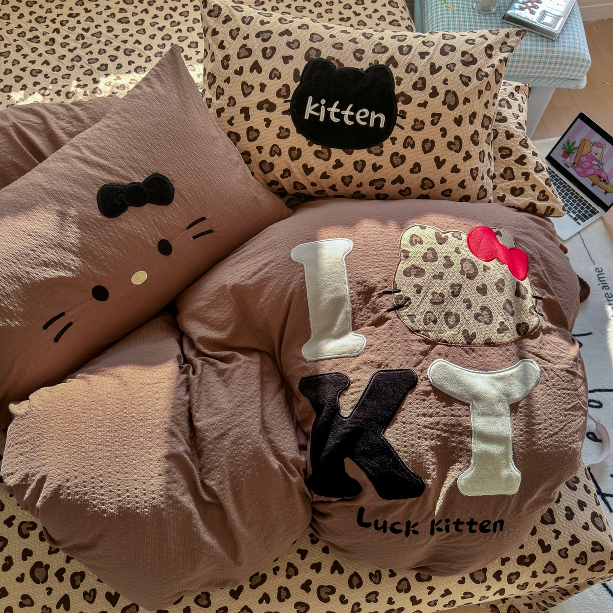 91家纺网 家纺一手货源 找家纺 初念 2026春夏新款泡芙莎贴布绣豹豹猫猫四件套 豹豹猫猫--咖