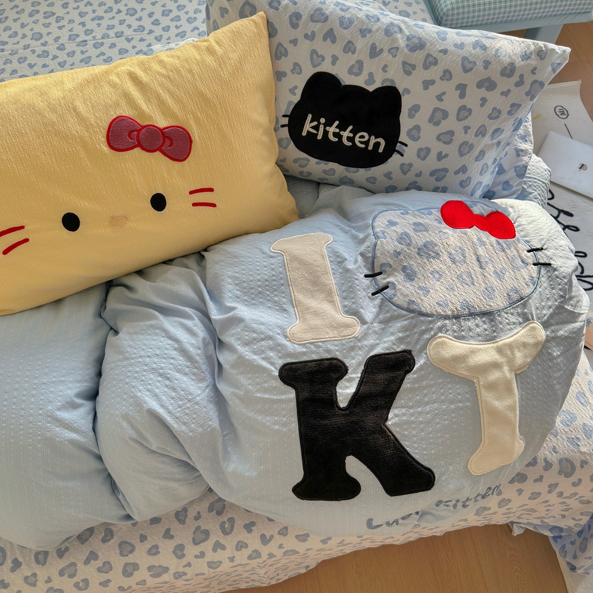 91家纺网 家纺一手货源 找家纺 初念 2026春夏新款泡芙莎贴布绣豹豹猫猫四件套 豹豹猫猫-蓝