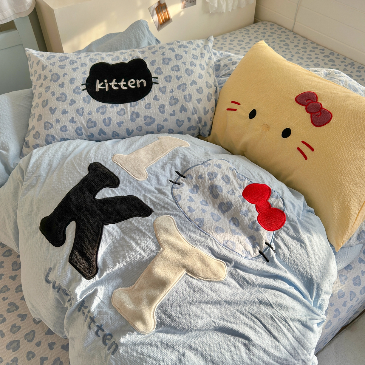 91家纺网 家纺一手货源 找家纺 初念 2026春夏新款泡芙莎贴布绣豹豹猫猫四件套 豹豹猫猫-蓝