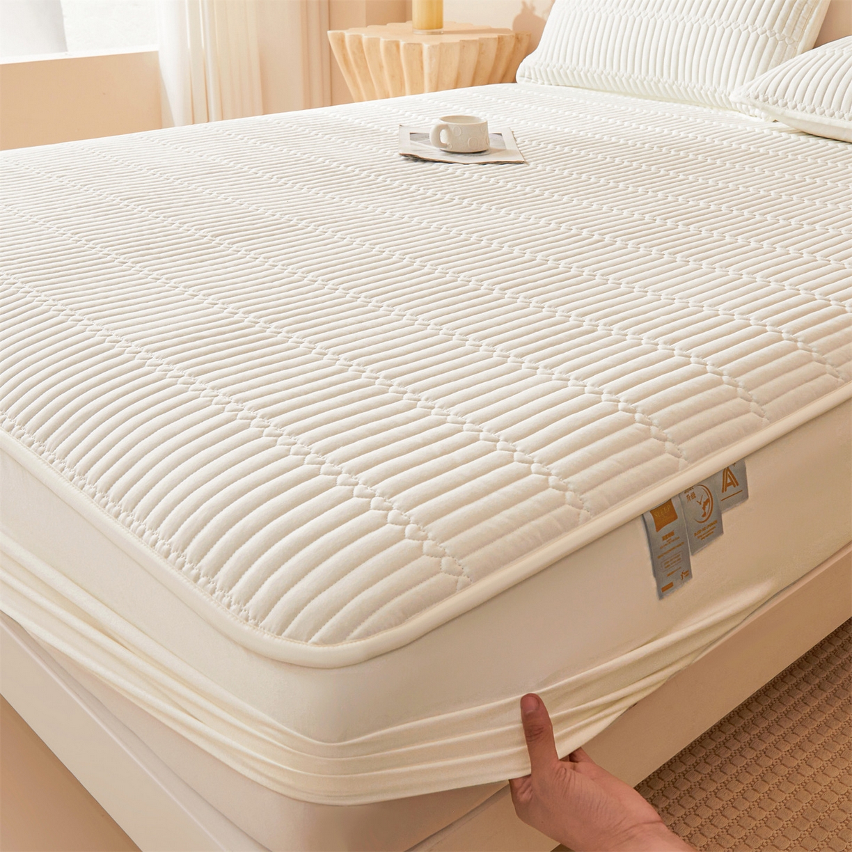 91家纺网 家纺一手货源 找家纺 女子家纺 2026春夏新款简爱A类夹棉防水床笠三件套水洗棉7A抗菌磨毛床单保护套 简爱-月光白