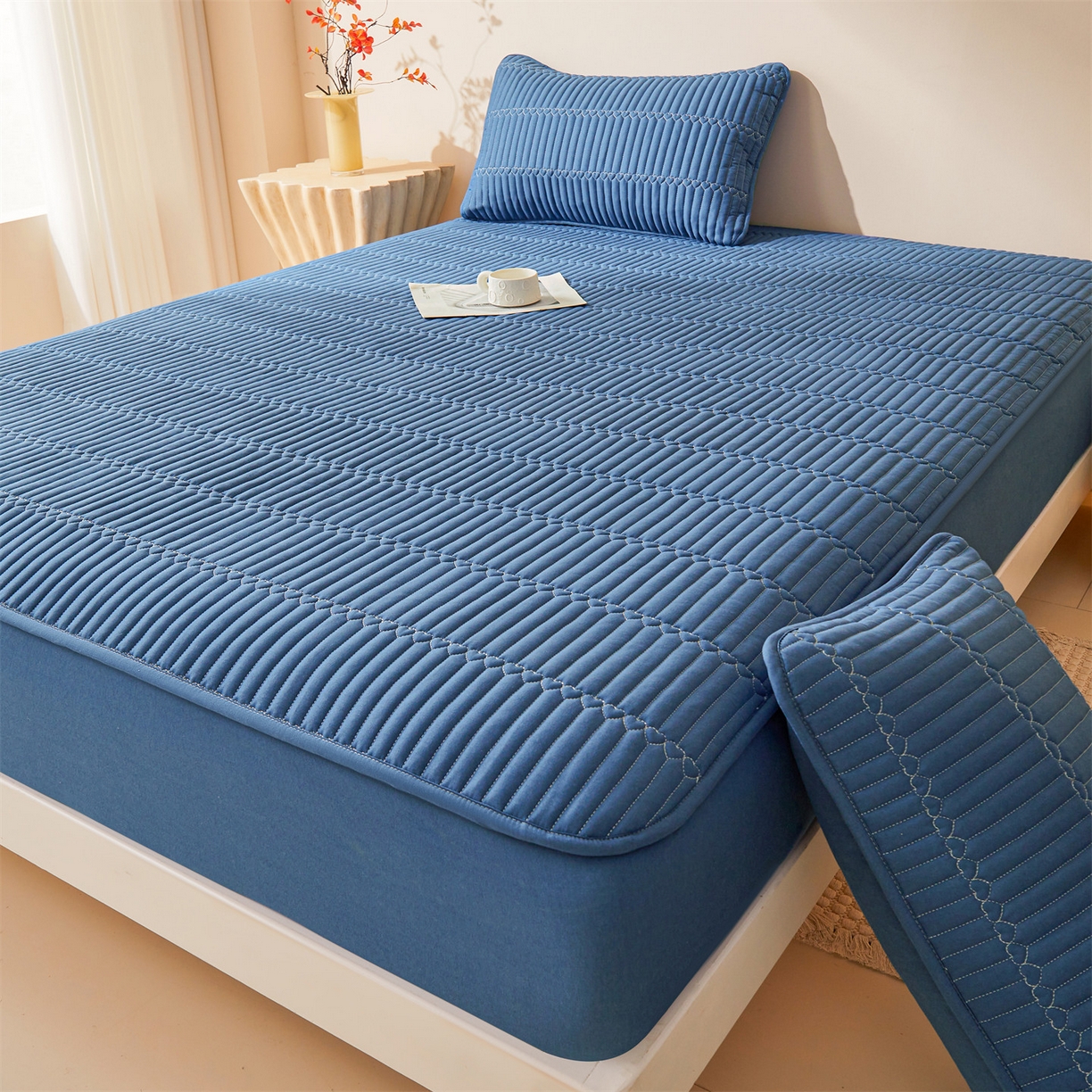 91家纺网 家纺一手货源 找家纺 女子家纺 2026春夏新款简爱A类夹棉防水床笠三件套水洗棉7A抗菌磨毛床单保护套 简爱-黛蓝