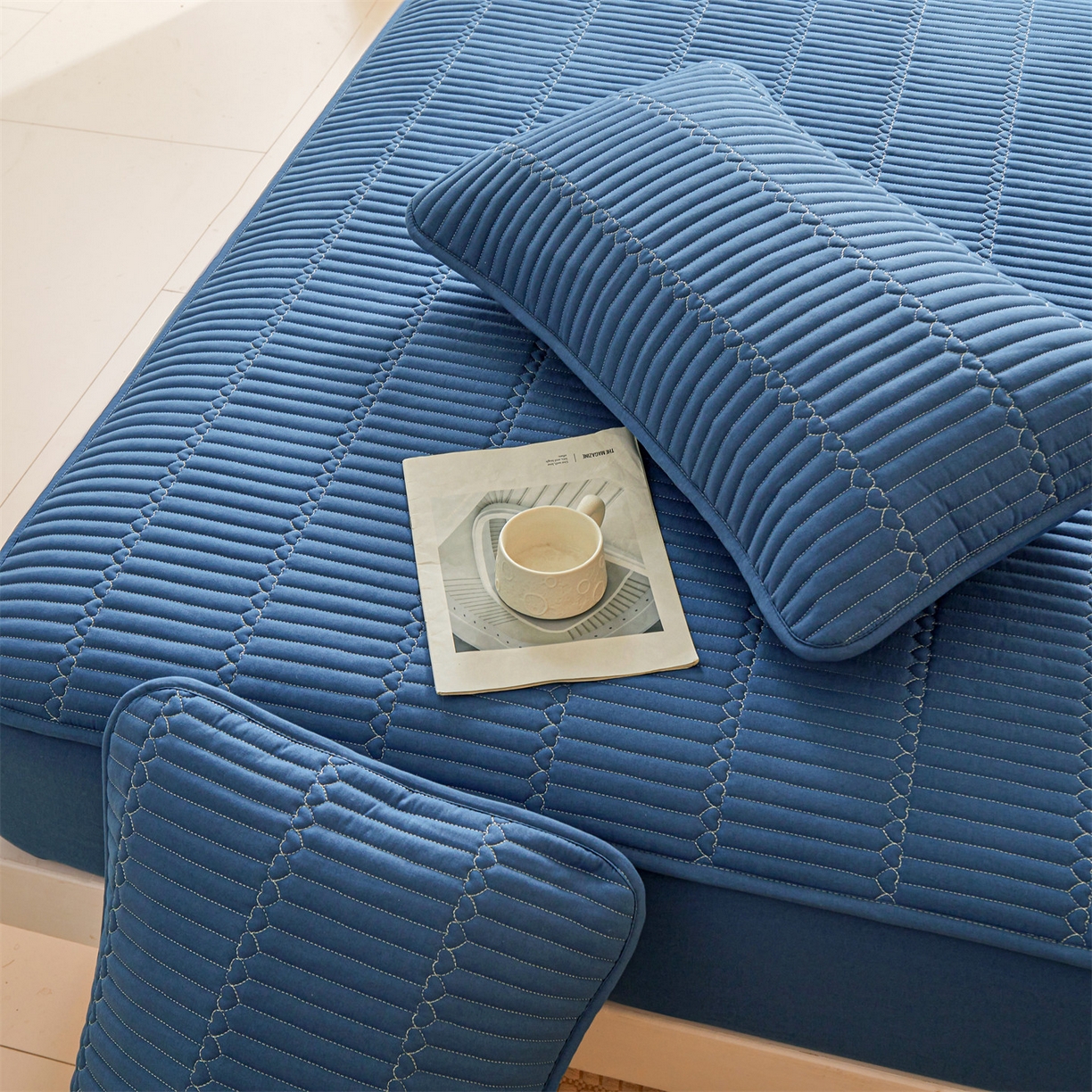 91家纺网 家纺一手货源 找家纺 女子家纺 2026春夏新款简爱A类夹棉防水床笠三件套水洗棉7A抗菌磨毛床单保护套 简爱-黛蓝