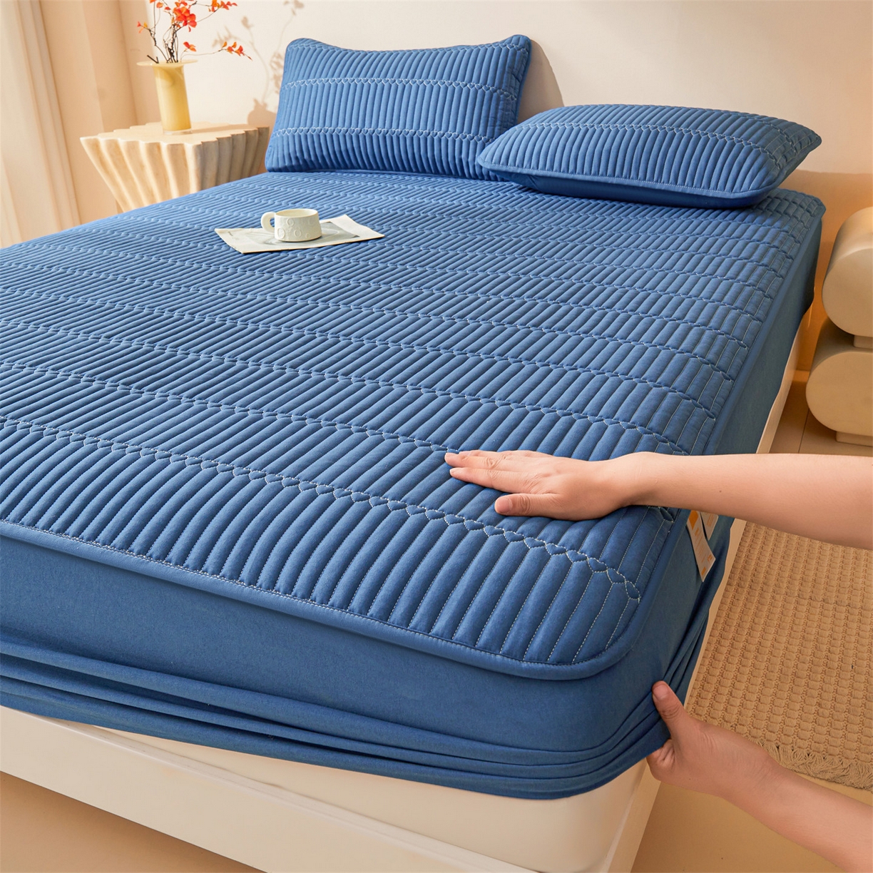 91家纺网 家纺一手货源 找家纺 女子家纺 2026春夏新款简爱A类夹棉防水床笠三件套水洗棉7A抗菌磨毛床单保护套 简爱-黛蓝