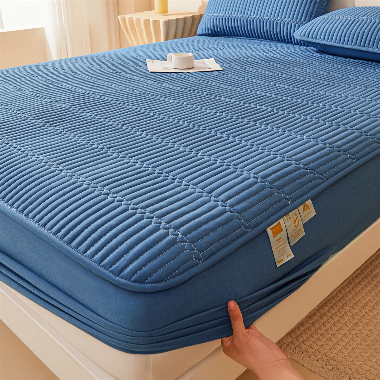 91家纺网 家纺一手货源 找家纺 女子家纺 2026春夏新款简爱A类夹棉防水床笠三件套水洗棉7A抗菌磨毛床单保护套 简爱-黛蓝