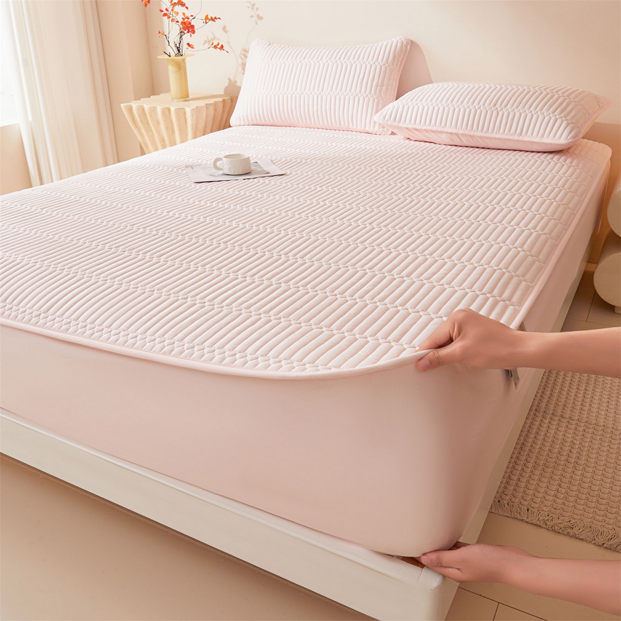 91家纺网 家纺一手货源 找家纺 女子家纺 2026春夏新款简爱A类夹棉防水床笠三件套水洗棉7A抗菌磨毛床单保护套 简爱-密合粉