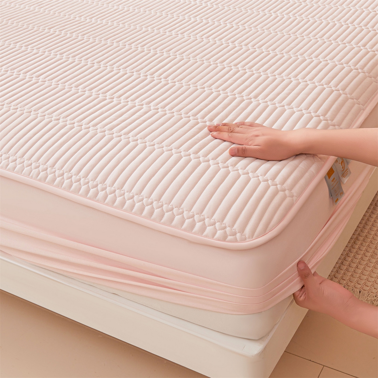 91家纺网 家纺一手货源 找家纺 女子家纺 2026春夏新款简爱A类夹棉防水床笠三件套水洗棉7A抗菌磨毛床单保护套 简爱-密合粉