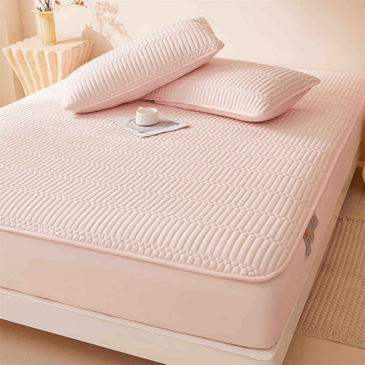 91家纺网 家纺一手货源 找家纺 女子家纺 2026春夏新款简爱A类夹棉防水床笠三件套水洗棉7A抗菌磨毛床单保护套 简爱-密合粉