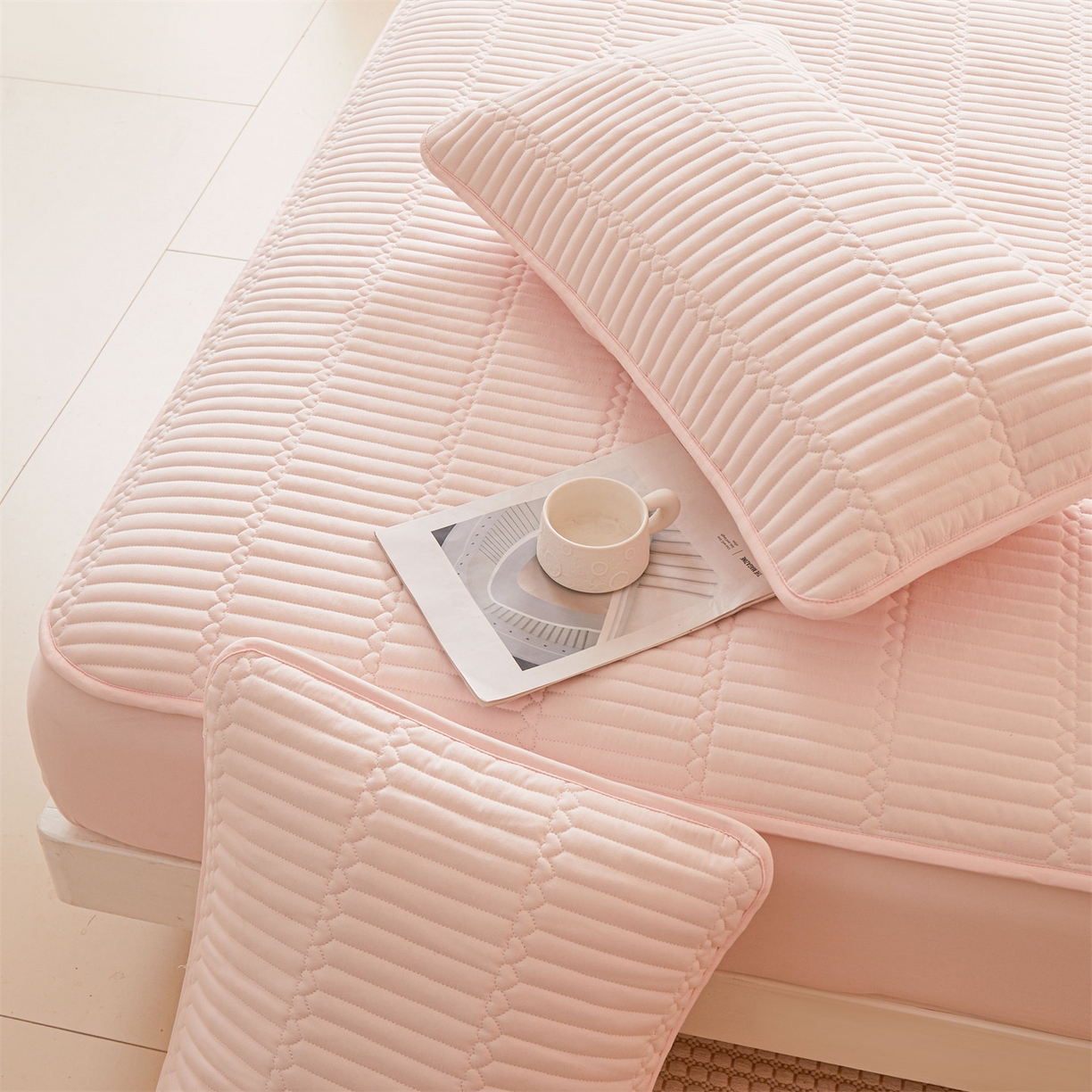 91家纺网 家纺一手货源 找家纺 女子家纺 2026春夏新款简爱A类夹棉防水床笠三件套水洗棉7A抗菌磨毛床单保护套 简爱-密合粉