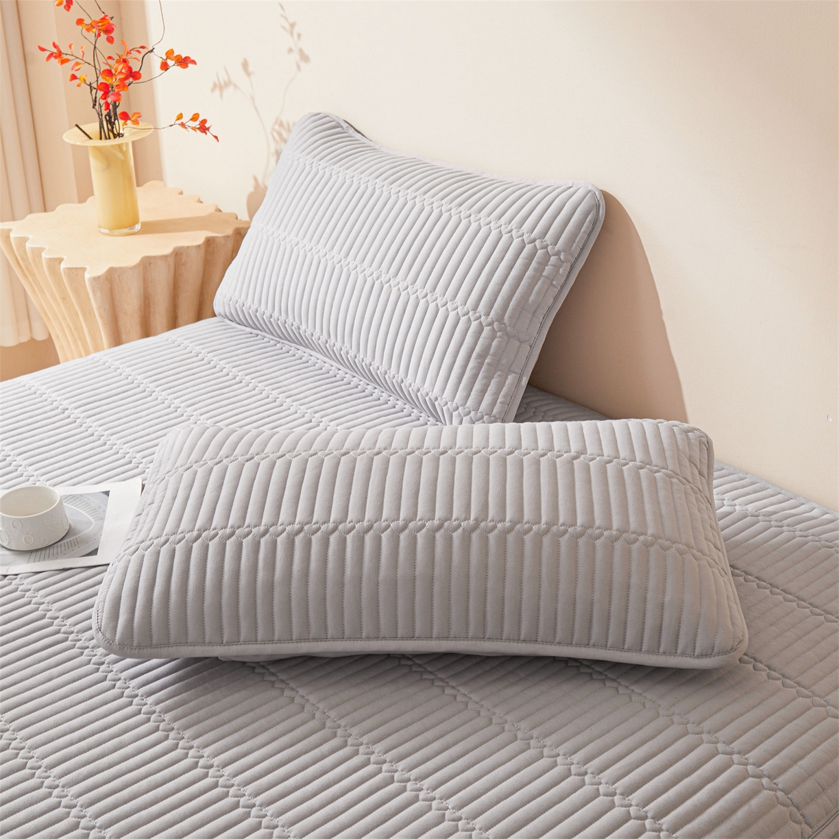 91家纺网 家纺一手货源 找家纺 女子家纺 2026春夏新款简爱A类夹棉防水床笠三件套水洗棉7A抗菌磨毛床单保护套 简爱-暮云灰