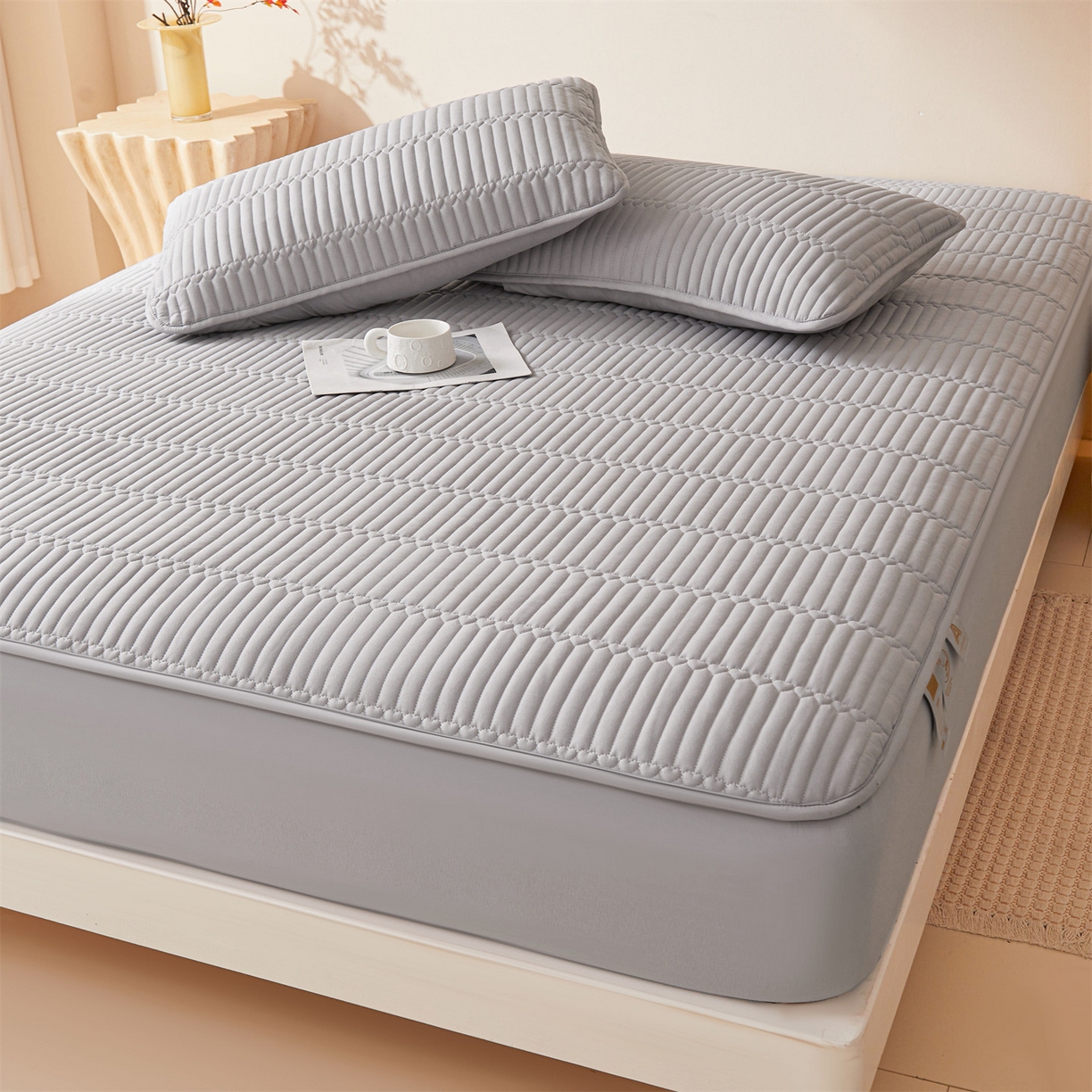 91家纺网 家纺一手货源 找家纺 女子家纺 2026春夏新款简爱A类夹棉防水床笠三件套水洗棉7A抗菌磨毛床单保护套 简爱-暮云灰