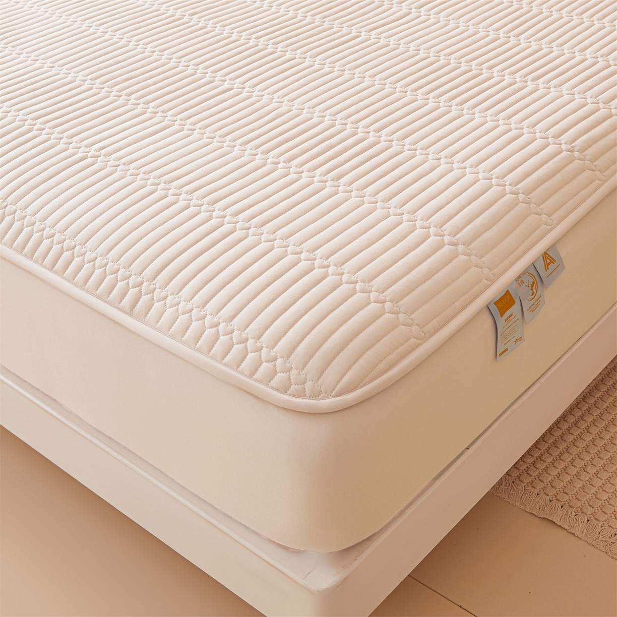 91家纺网 家纺一手货源 找家纺 女子家纺 2026春夏新款简爱A类夹棉防水床笠三件套水洗棉7A抗菌磨毛床单保护套 简爱-奶咖