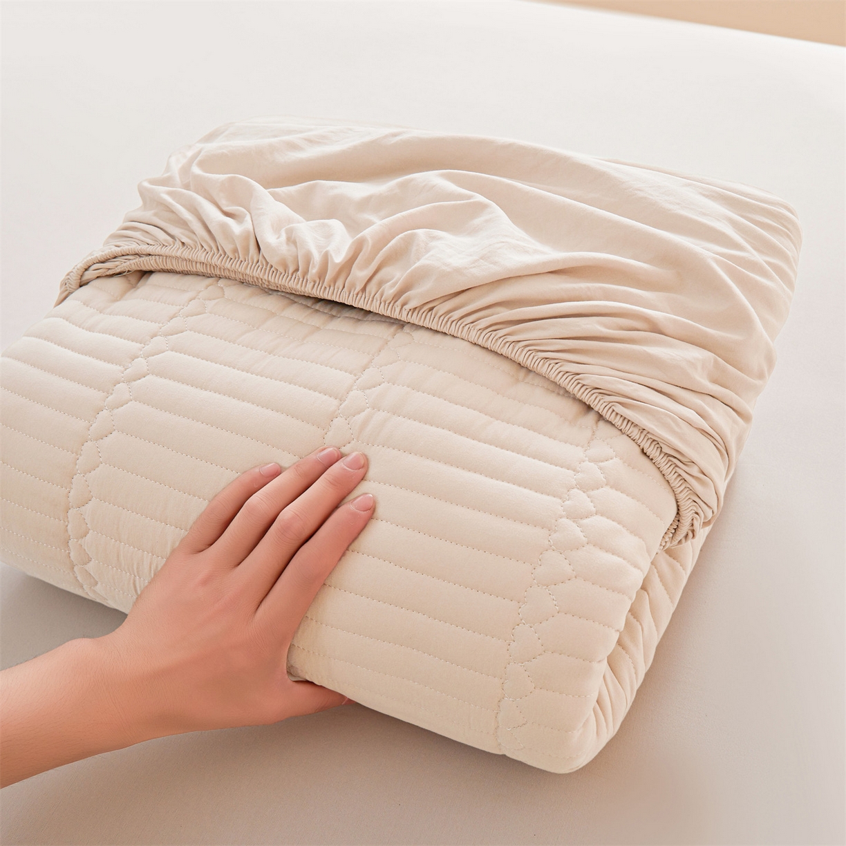 91家纺网 家纺一手货源 找家纺 女子家纺 2026春夏新款简爱A类夹棉防水床笠三件套水洗棉7A抗菌磨毛床单保护套 简爱-奶咖