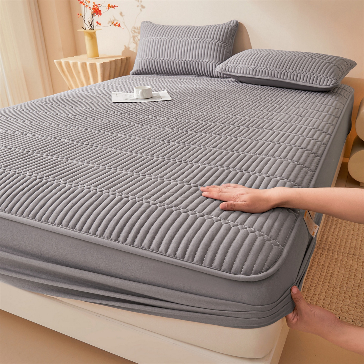 91家纺网 家纺一手货源 找家纺 女子家纺 2026春夏新款简爱A类夹棉防水床笠三件套水洗棉7A抗菌磨毛床单保护套 简爱-深空灰