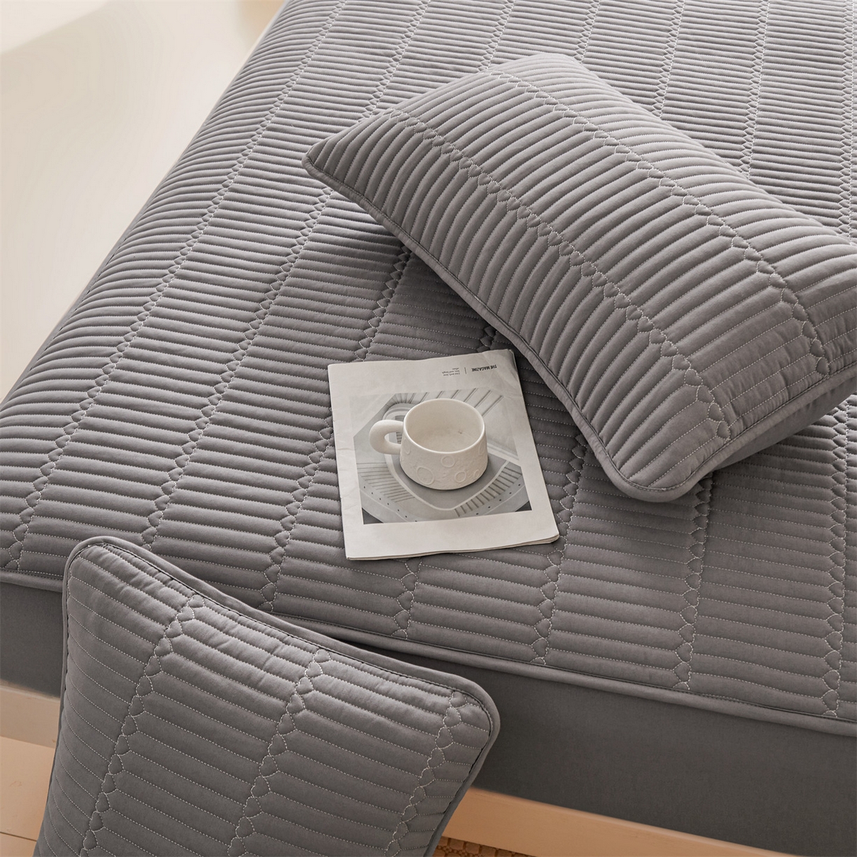 91家纺网 家纺一手货源 找家纺 女子家纺 2026春夏新款简爱A类夹棉防水床笠三件套水洗棉7A抗菌磨毛床单保护套 简爱-深空灰