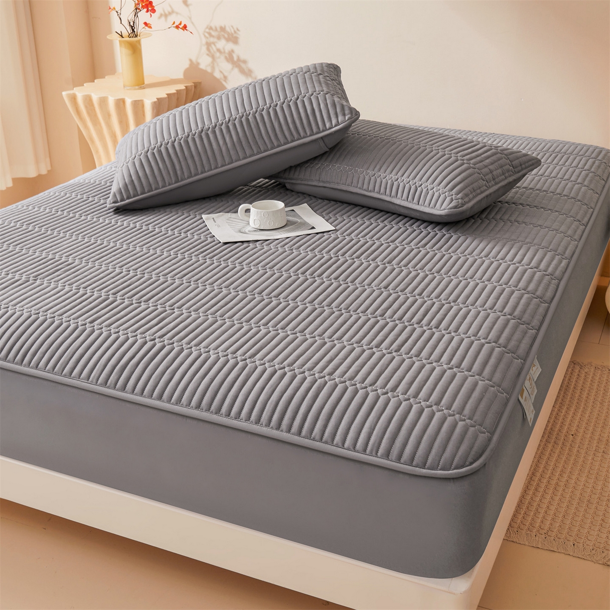 91家纺网 家纺一手货源 找家纺 女子家纺 2026春夏新款简爱A类夹棉防水床笠三件套水洗棉7A抗菌磨毛床单保护套 简爱-深空灰