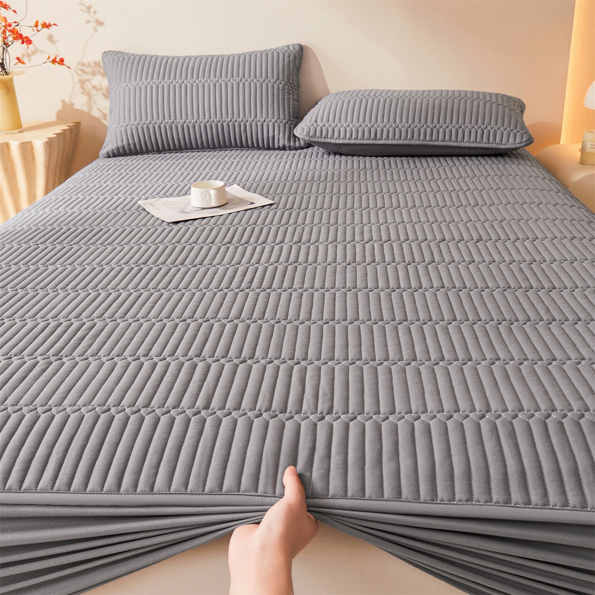 91家纺网 家纺一手货源 找家纺 女子家纺 2026春夏新款简爱A类夹棉防水床笠三件套水洗棉7A抗菌磨毛床单保护套 简爱-深空灰