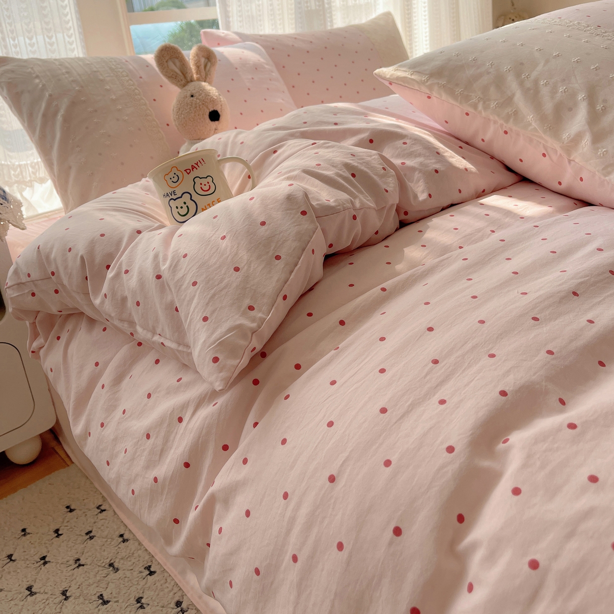 91家纺网 家纺一手货源 找家纺 韩巢家纺 2026新款少女心蕾丝花边款四件套 草莓小波点【蕾丝花边款】