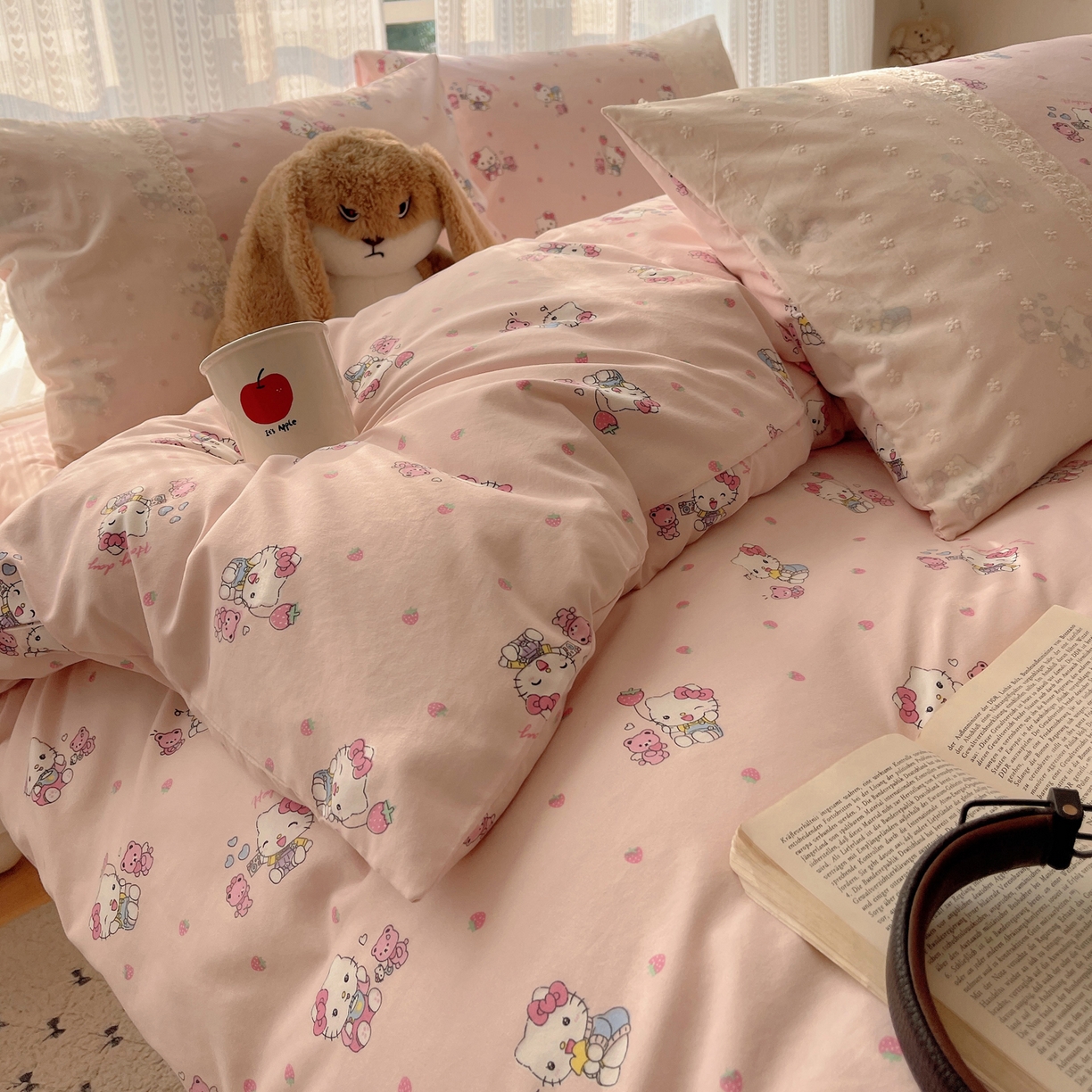 91家纺网 家纺一手货源 找家纺 韩巢家纺 2026新款少女心蕾丝花边款四件套 草莓小卷猫【蕾丝花边款】