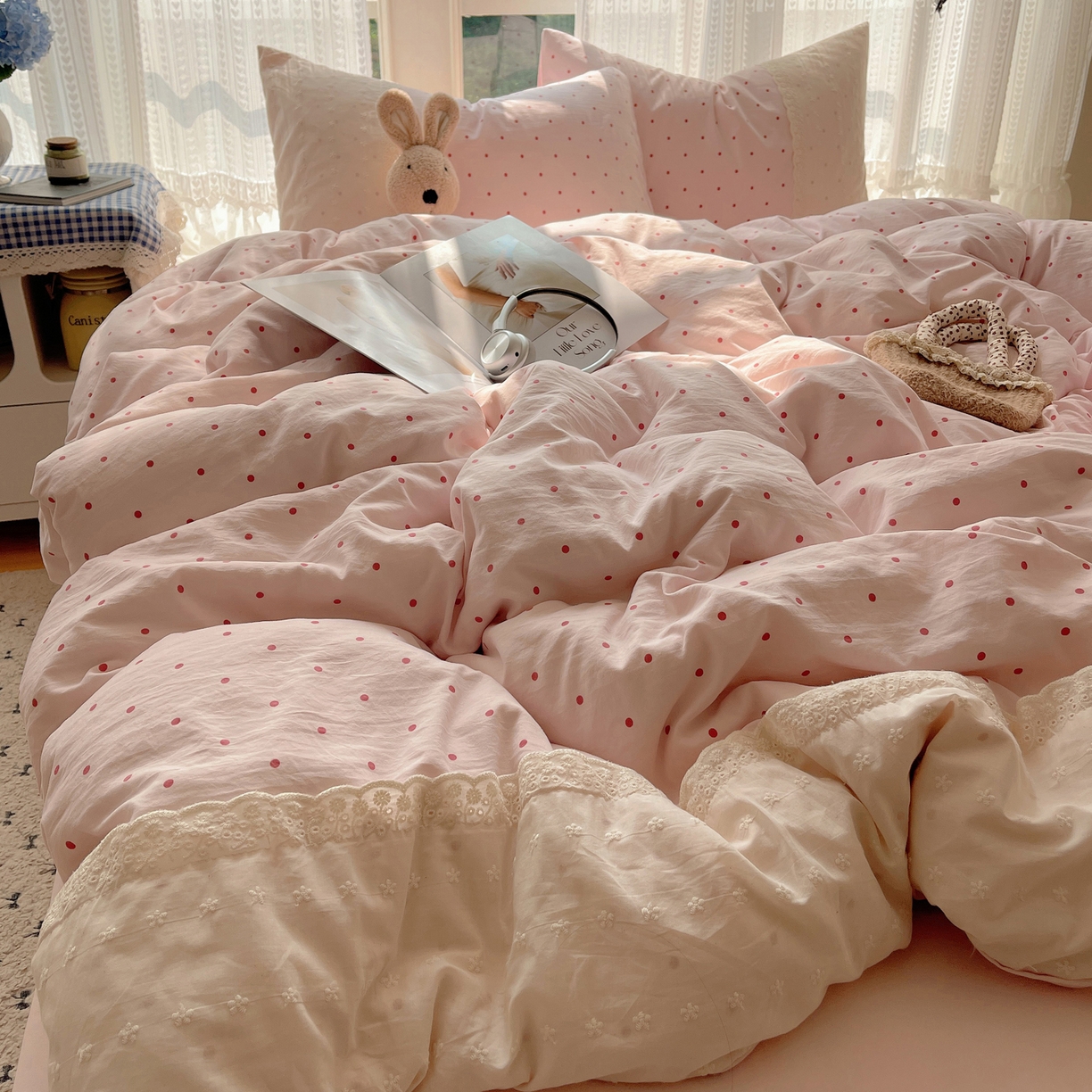 91家纺网 家纺一手货源 找家纺 韩巢家纺 2026新款少女心蕾丝花边款四件套 草莓小波点【蕾丝花边款】