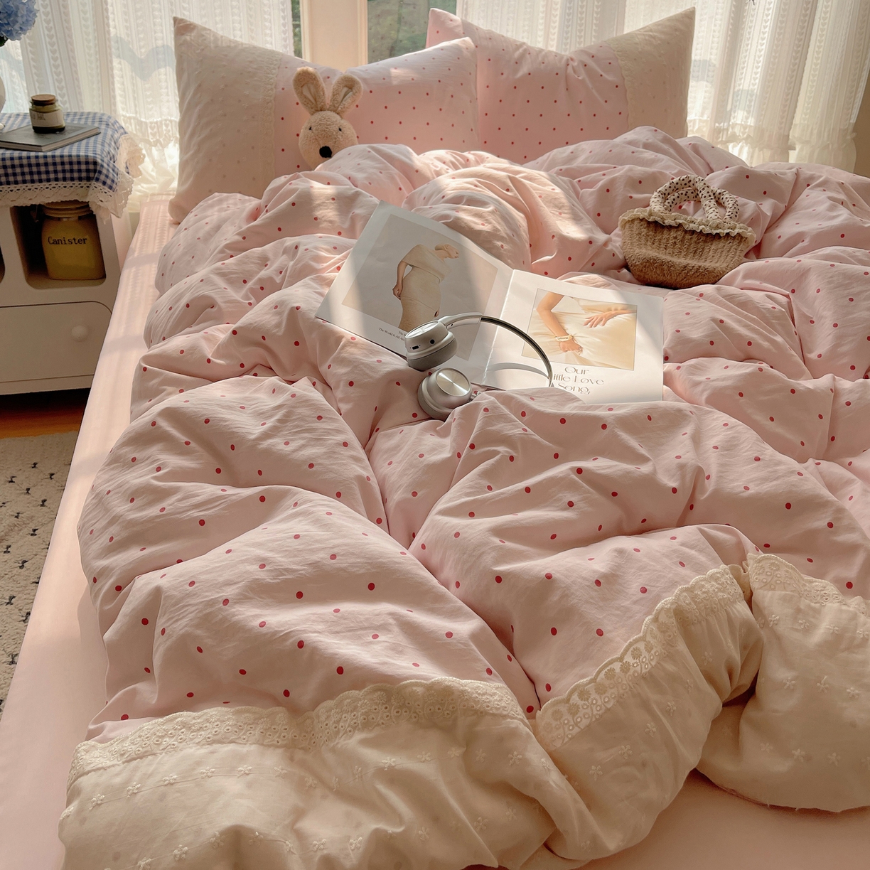 91家纺网 家纺一手货源 找家纺 韩巢家纺 2026新款少女心蕾丝花边款四件套 草莓小波点【蕾丝花边款】