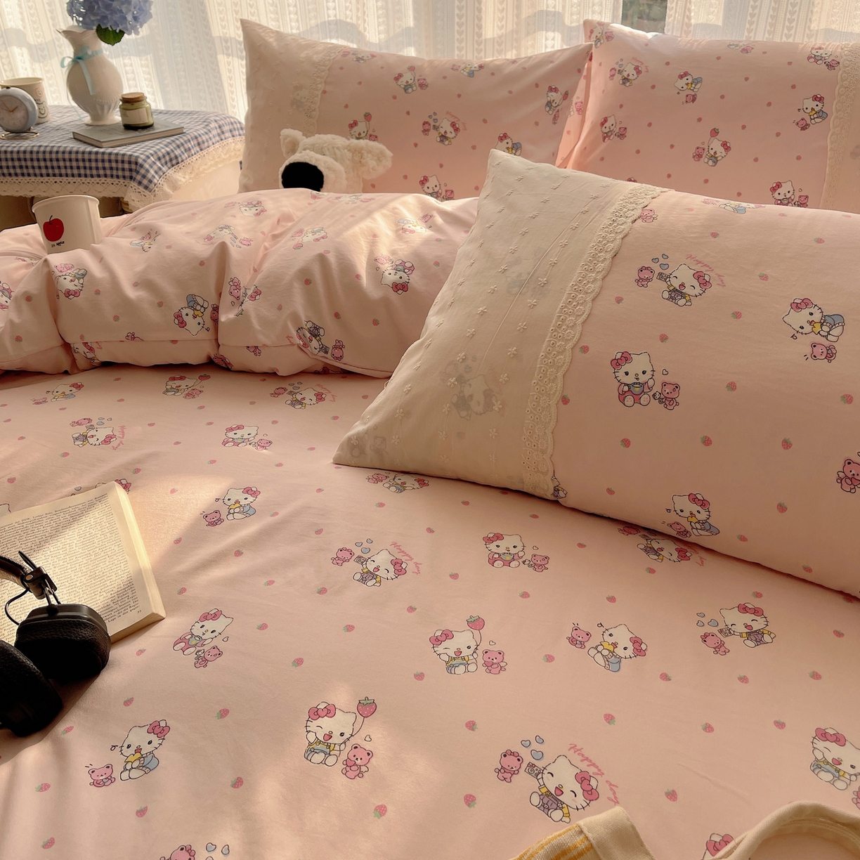 91家纺网 家纺一手货源 找家纺 韩巢家纺 2026新款少女心蕾丝花边款四件套 草莓小卷猫【蕾丝花边款】