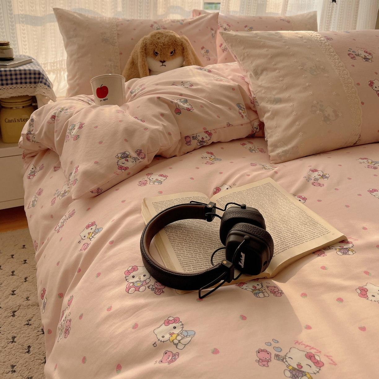 91家纺网 家纺一手货源 找家纺 韩巢家纺 2026新款少女心蕾丝花边款四件套 草莓小卷猫【蕾丝花边款】