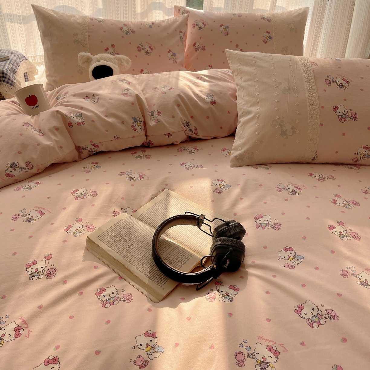 91家纺网 家纺一手货源 找家纺 韩巢家纺 2026新款少女心蕾丝花边款四件套 草莓小卷猫【蕾丝花边款】