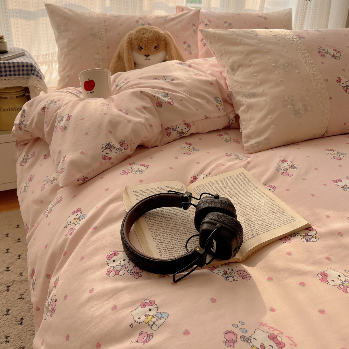 91家纺网 家纺一手货源 找家纺 韩巢家纺 2026新款少女心蕾丝花边款四件套 草莓小卷猫【蕾丝花边款】