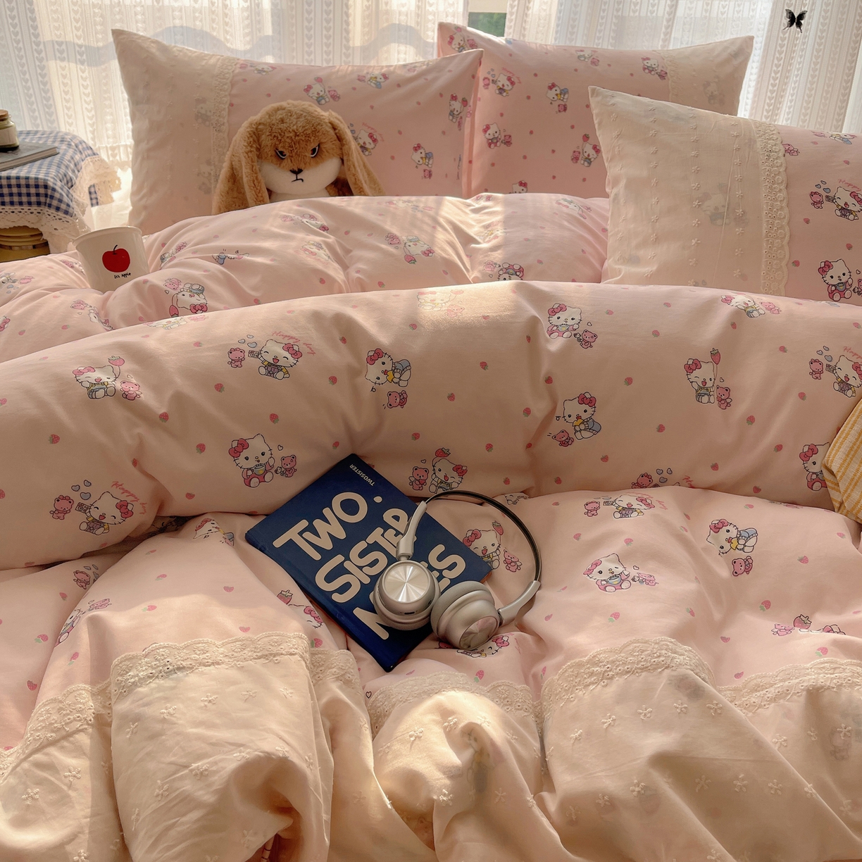 91家纺网 家纺一手货源 找家纺 韩巢家纺 2026新款少女心蕾丝花边款四件套 草莓小卷猫【蕾丝花边款】