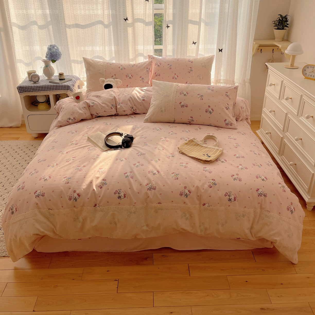 91家纺网 家纺一手货源 找家纺 韩巢家纺 2026新款少女心蕾丝花边款四件套 草莓小卷猫【蕾丝花边款】