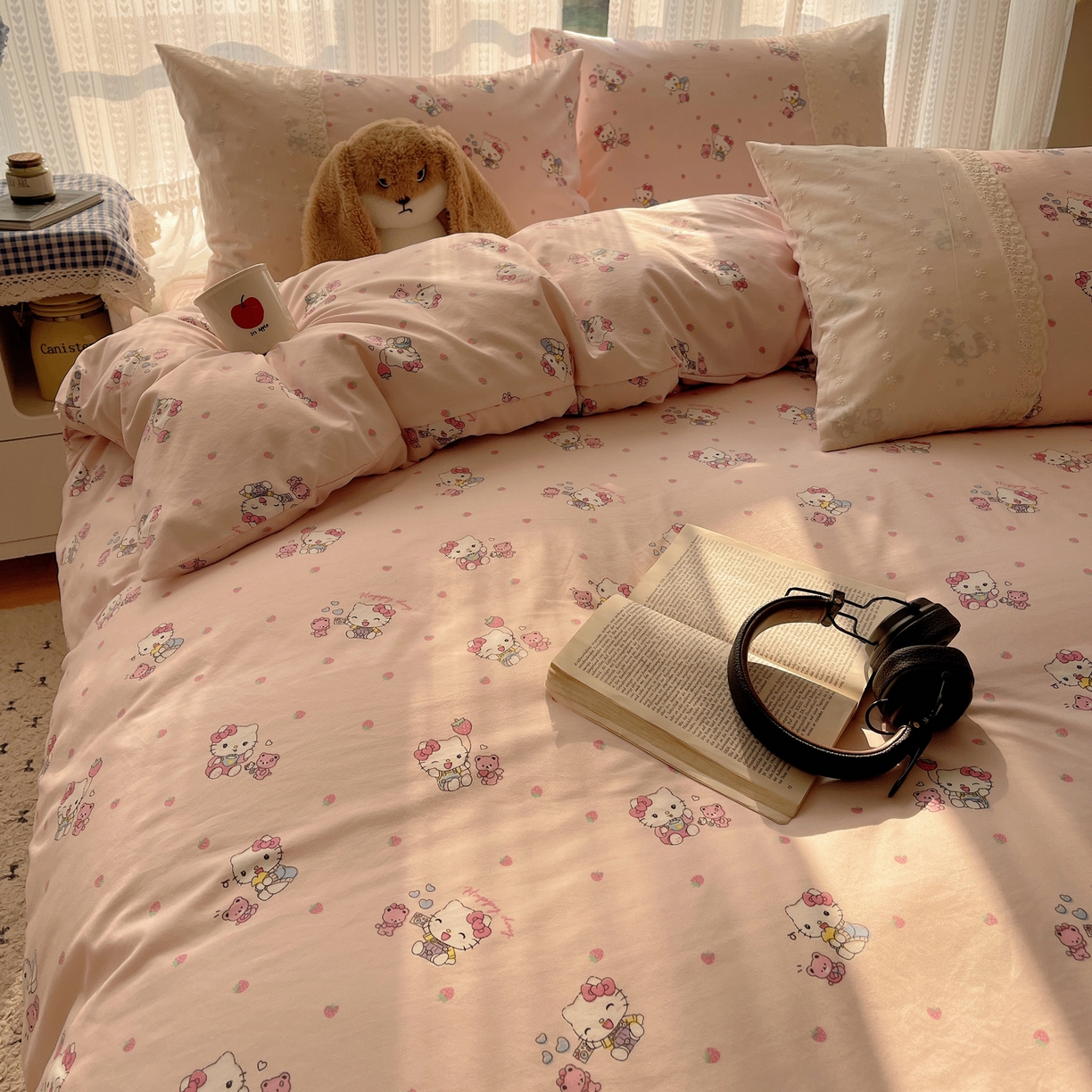 91家纺网 家纺一手货源 找家纺 韩巢家纺 2026新款少女心蕾丝花边款四件套 草莓小卷猫【蕾丝花边款】