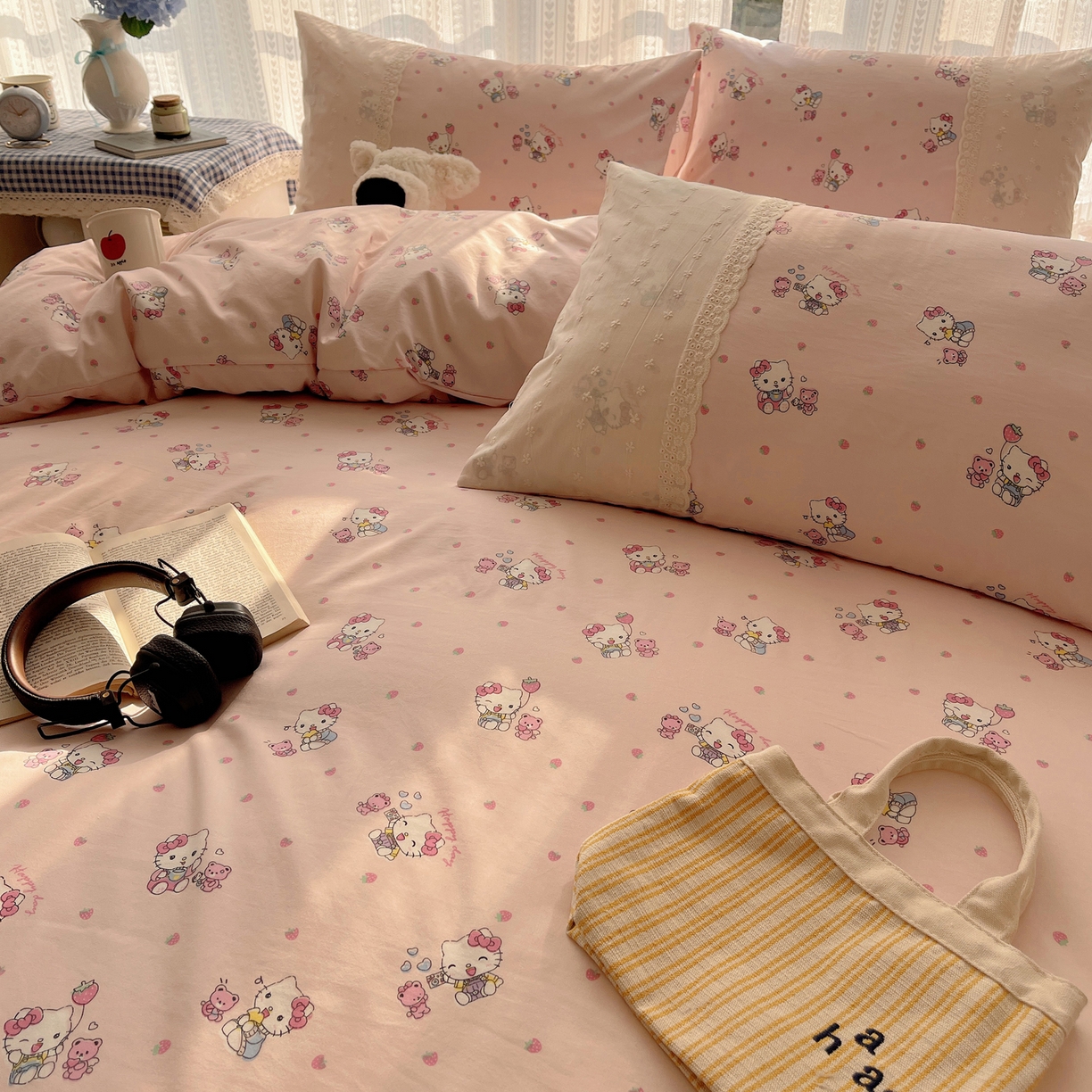 91家纺网 家纺一手货源 找家纺 韩巢家纺 2026新款少女心蕾丝花边款四件套 草莓小卷猫【蕾丝花边款】