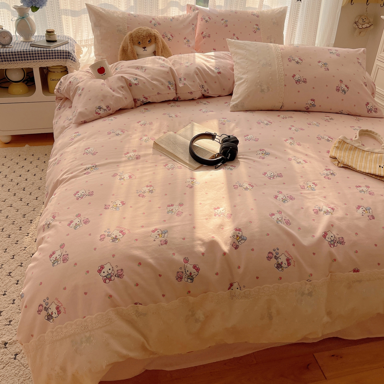 91家纺网 家纺一手货源 找家纺 韩巢家纺 2026新款少女心蕾丝花边款四件套 草莓小卷猫【蕾丝花边款】