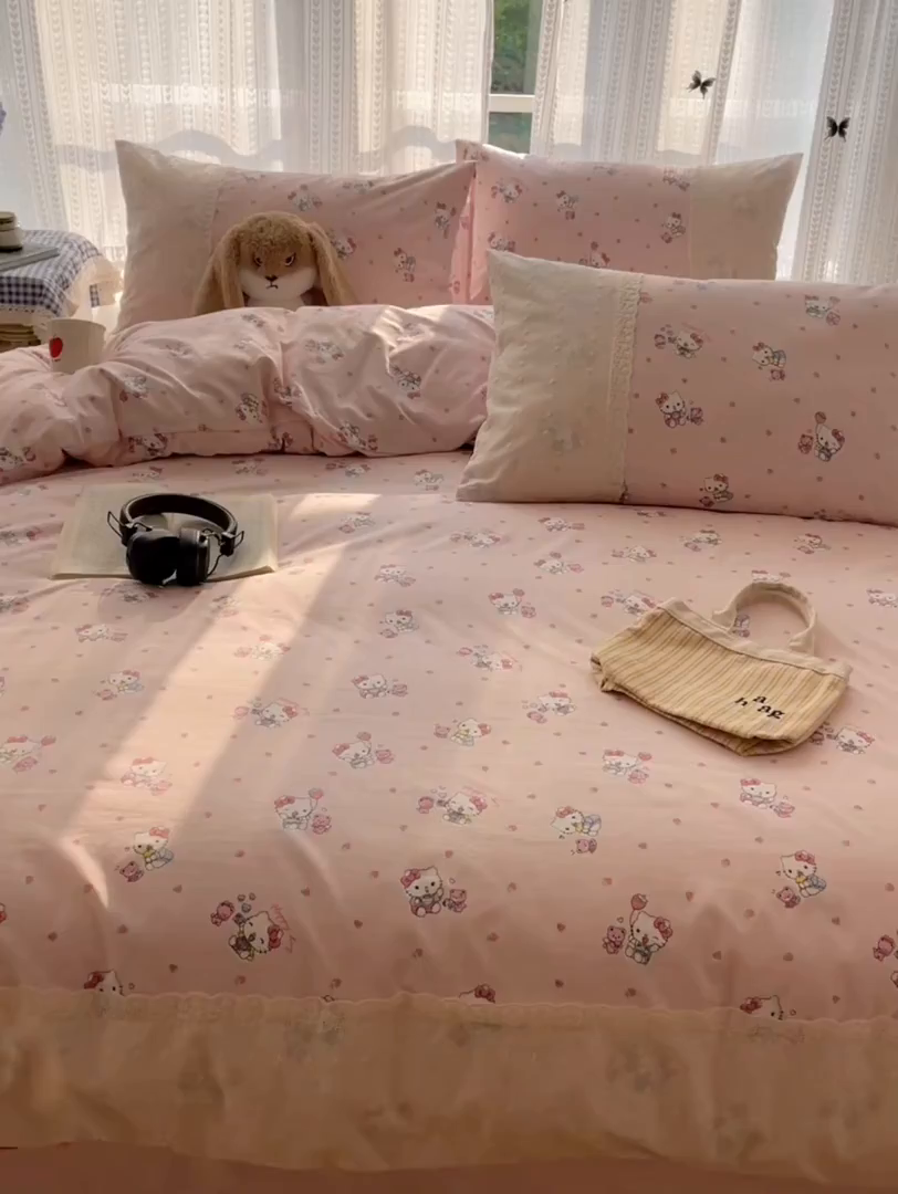 91家纺网 家纺一手货源 找家纺 韩巢家纺 2026新款少女心蕾丝花边款四件套 草莓小卷猫【蕾丝花边款】