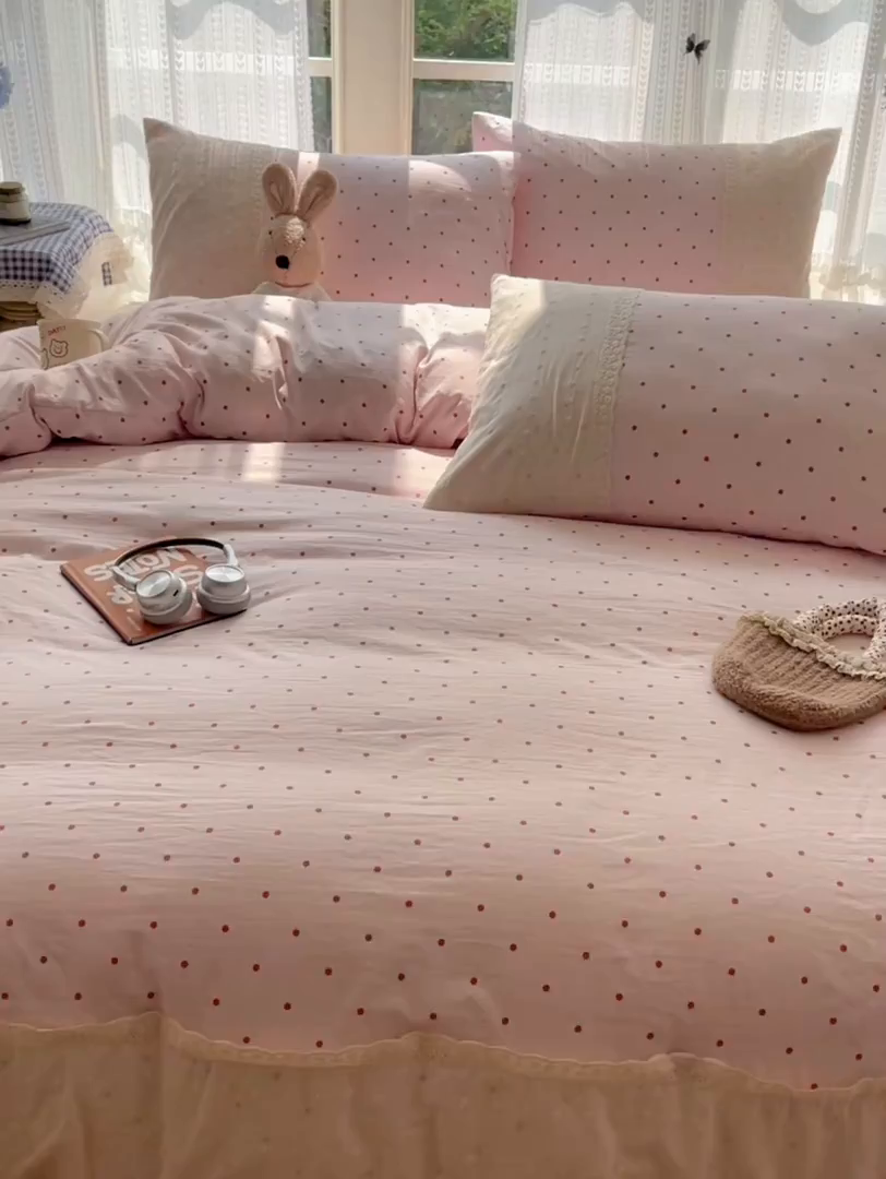 91家纺网 家纺一手货源 找家纺 韩巢家纺 2026新款少女心蕾丝花边款四件套 草莓小波点【蕾丝花边款】