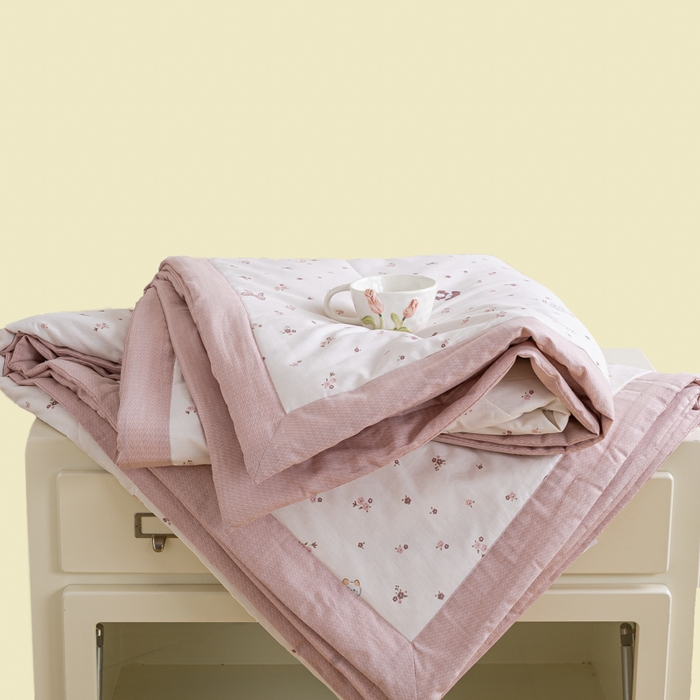 91家纺网 家纺一手货源 找家纺 憨豆家纺 2026新款双面全棉印花夏被可机洗小清新纯棉夏凉被薄被芯空调被子 花园漫步