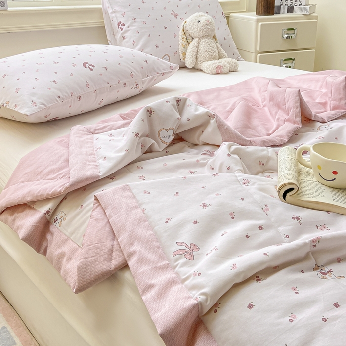 91家纺网 家纺一手货源 找家纺 憨豆家纺 2026新款双面全棉印花夏被可机洗小清新纯棉夏凉被薄被芯空调被子 花园漫步