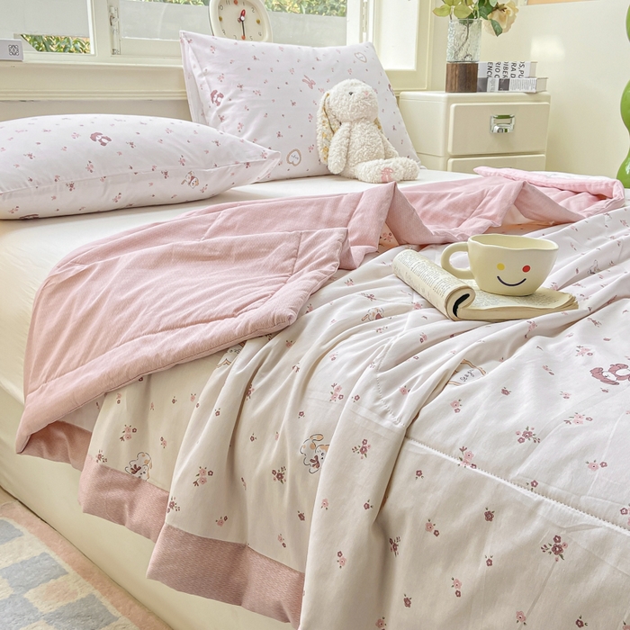 91家纺网 家纺一手货源 找家纺 憨豆家纺 2026新款双面全棉印花夏被可机洗小清新纯棉夏凉被薄被芯空调被子 花园漫步