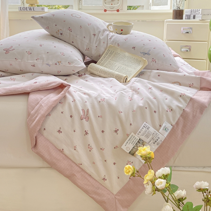 91家纺网 家纺一手货源 找家纺 憨豆家纺 2026新款双面全棉印花夏被可机洗小清新纯棉夏凉被薄被芯空调被子 花园漫步