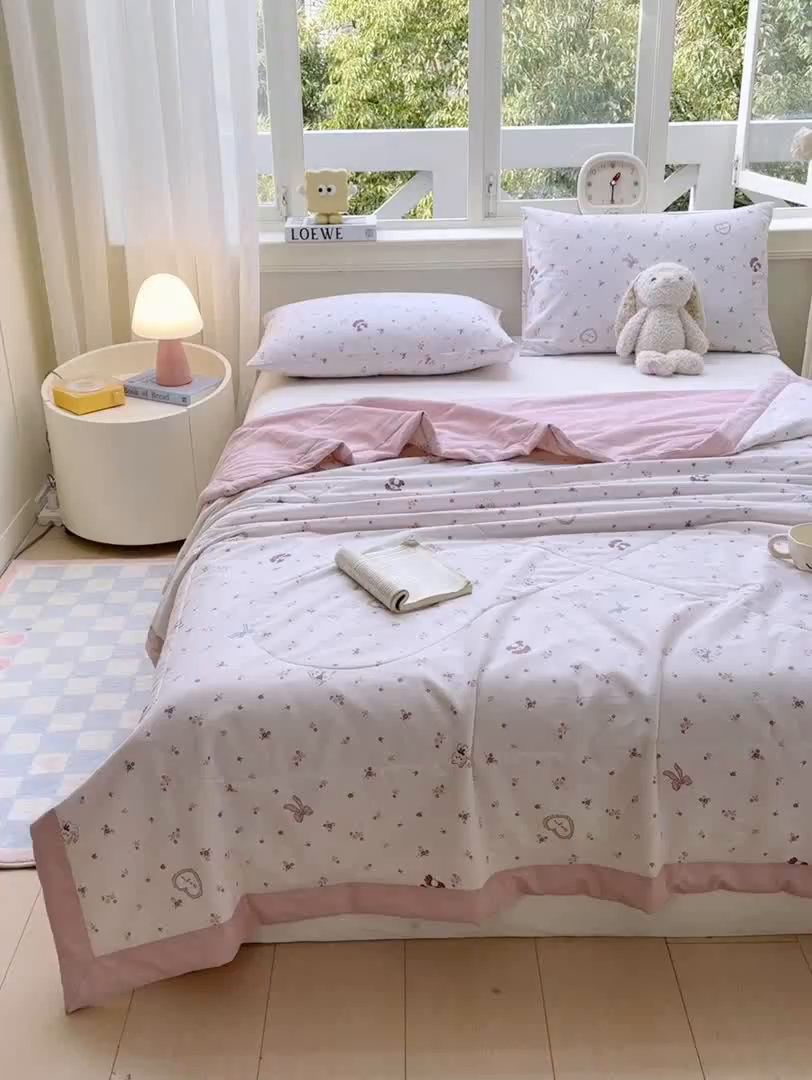 91家纺网 家纺一手货源 找家纺 憨豆家纺 2026新款双面全棉印花夏被可机洗小清新纯棉夏凉被薄被芯空调被子 花园漫步