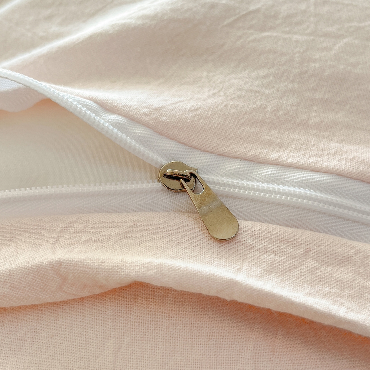 91家纺网 家纺一手货源 找家纺 如一 2026春夏新款色织全棉纯棉加密水洗棉条纹三角针四件套 春日粉