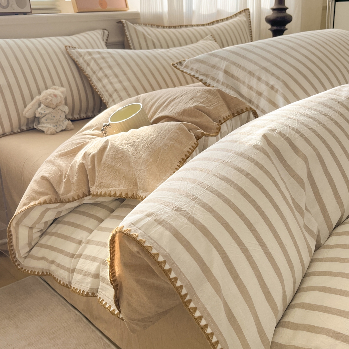 91家纺网 家纺一手货源 找家纺 如一 2026春夏新款色织全棉纯棉加密水洗棉条纹三角针四件套 野原咖